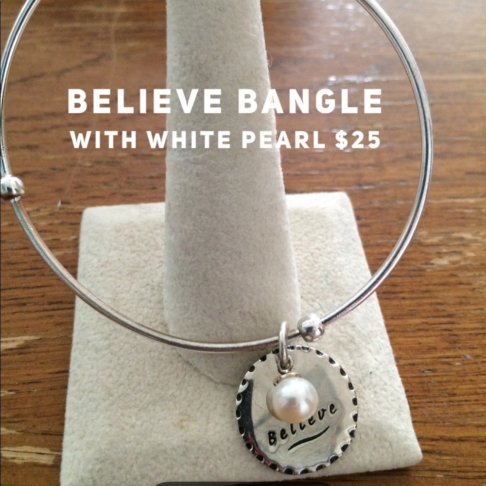 Vantel Pearls Believe bangle bracelet